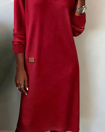 Robe tricotée rouge, encolure V, manches longues, poignets côtelés, patche carré.