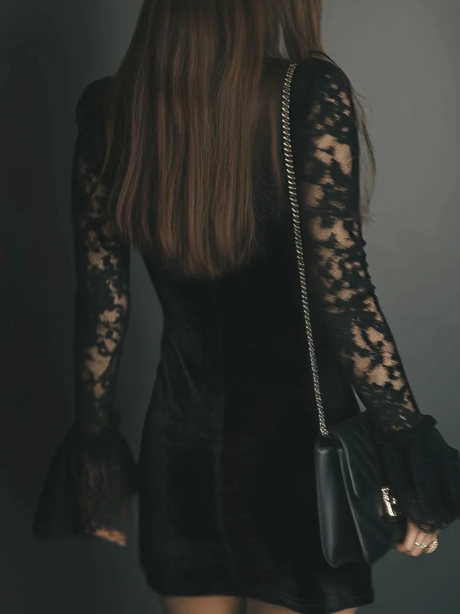 Robe noire en velours, dos échancré et manches en dentelle florale, silhouette cintrée