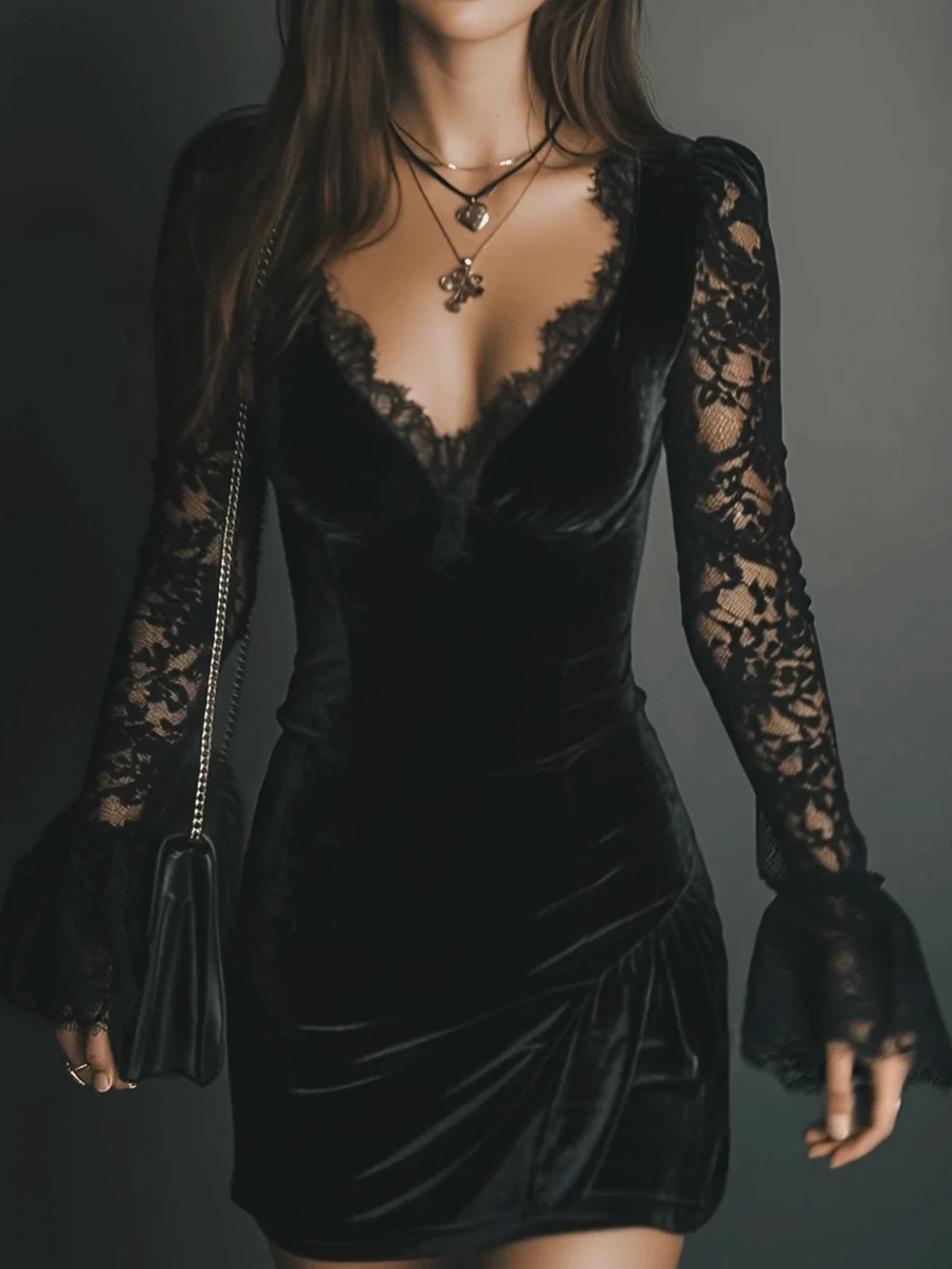 Robe courte noire en velours, décolleté V en dentelle, manches longues évasées