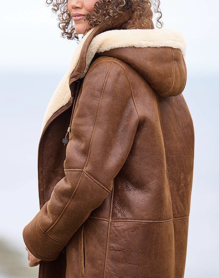 Manteau chaud marron à capuche et doublure effet peau de mouton, fermeture devant