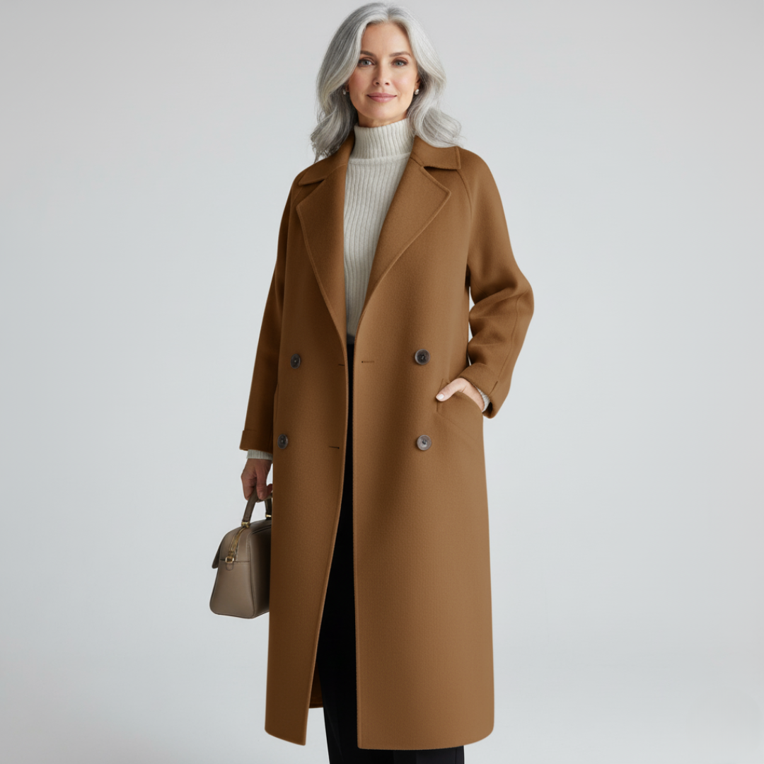 Manteau long marron à revers crantés, double boutonnage et poches plaquées.