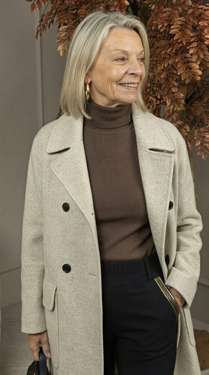 Manteau en cachemire beige clair, col à revers, boutons, poches latérales