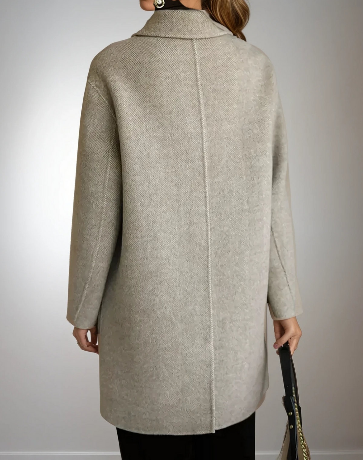 Manteau en cachemire gris clair, coupe longue, coutures au dos, col droit