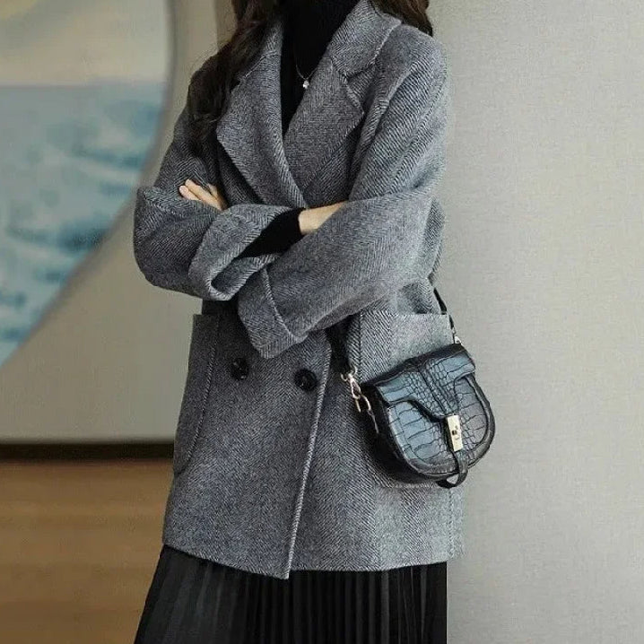Manteau en cachemire gris chiné, boutons sur l’avant, poches, col cranté
