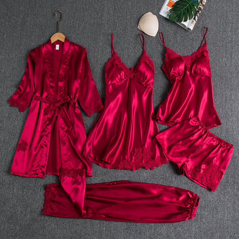 Ensemble de nuit en satin rouge : robe, caraco à bretelles, short et pantalon.