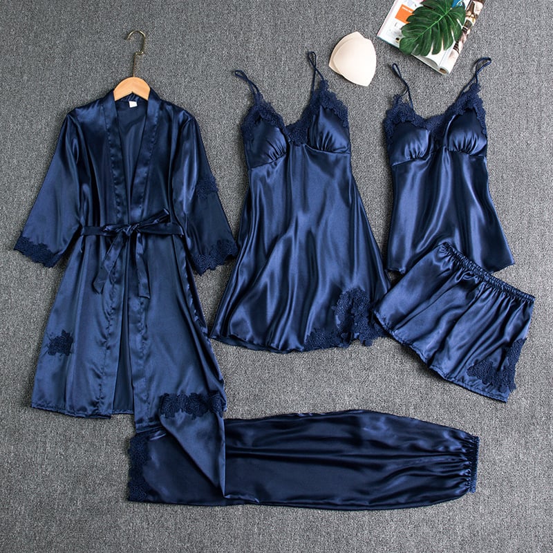 Ensemble de nuit en satin bleu : robe, caracos à bretelles, short et pantalon.