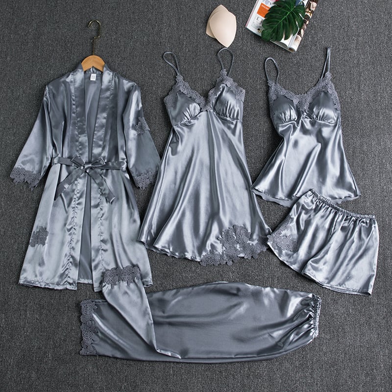 Ensemble de nuit en satin gris argenté : robe, caracos à bretelles, short et pantalon.