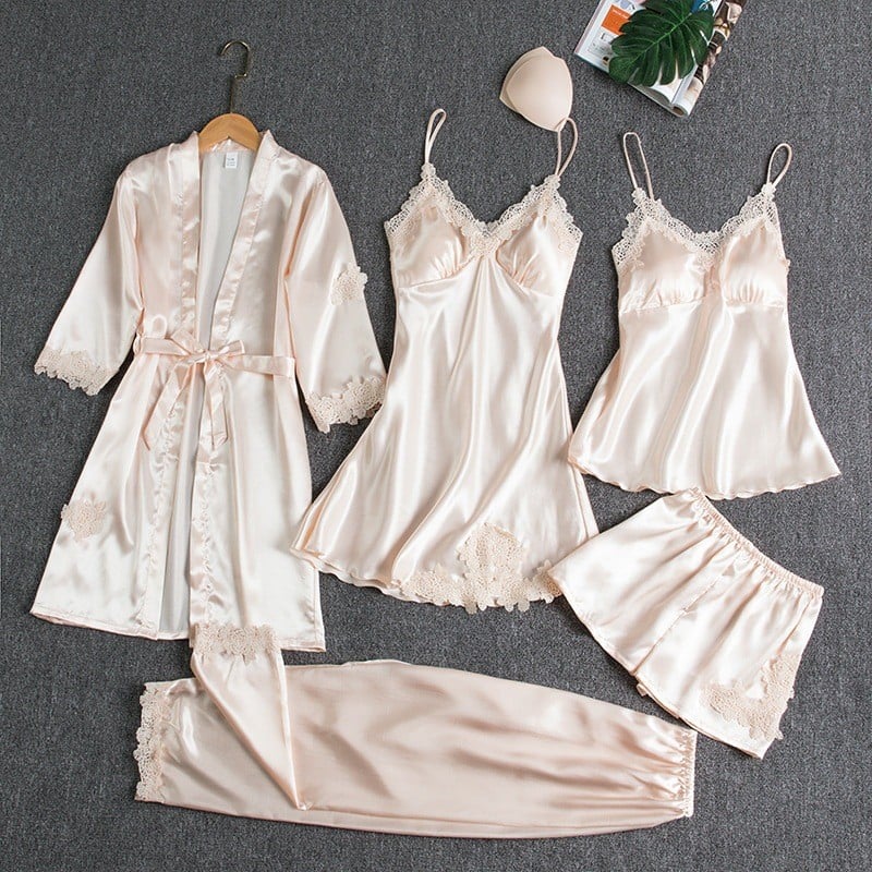 Ensemble de nuit en satin champagne : robe, caracos à bretelles, short et pantalon.