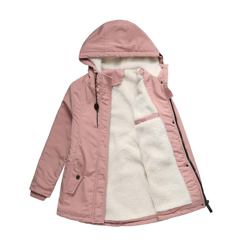 Manteau à capuche Amina rose, doublé en sherpa, fermeture zippée, poches à rabat.