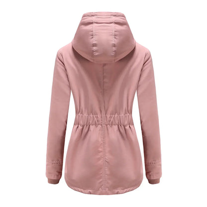 Manteau Amina rose à capuche, doublure sherpa, taille ajustée, fermeture zippée.