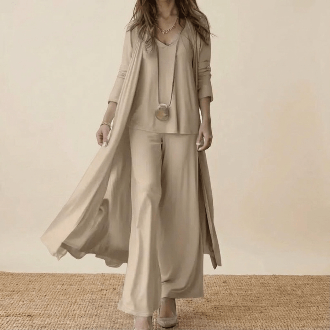 Ensemble 3 pièces beige clair : tunique longue, veste ouverte et pantalon fluide.
