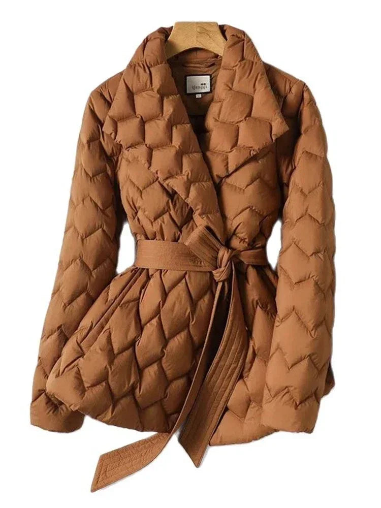 Veste d’hiver matelassée marron, fermeture croisée, ceinture à nouer, manches longues.