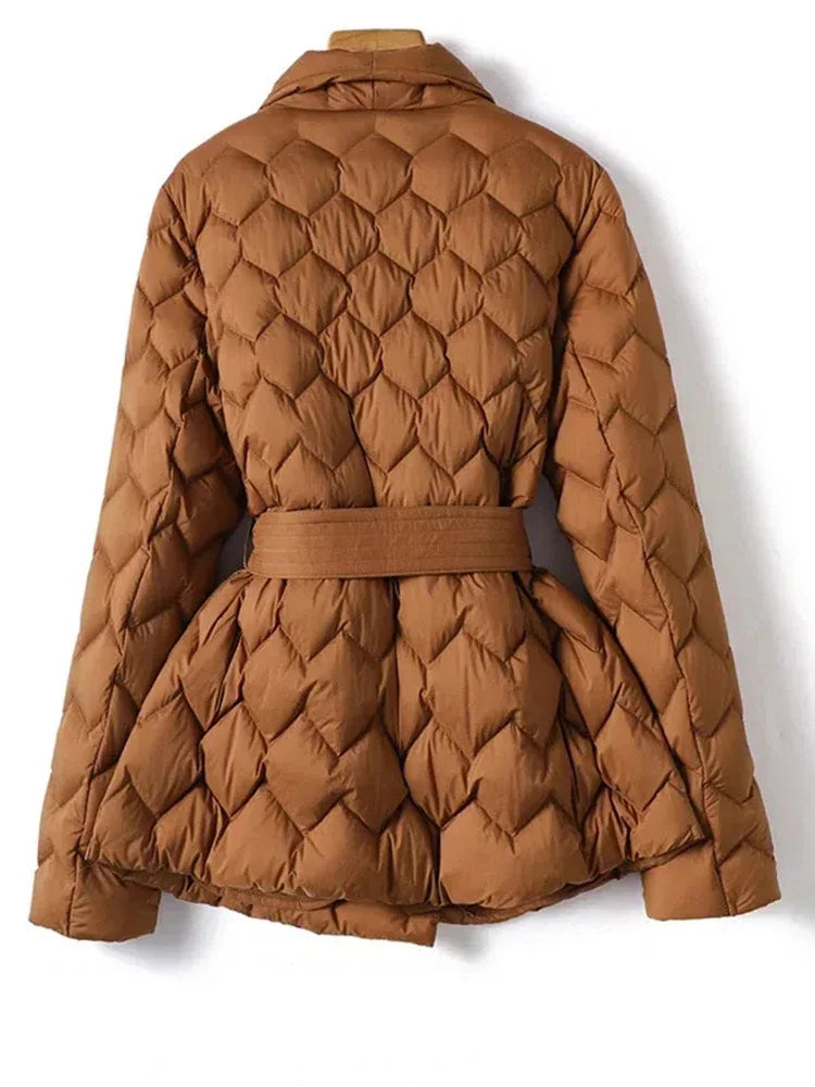 Veste d’hiver matelassée marron, col montant, ceinture à nouer.