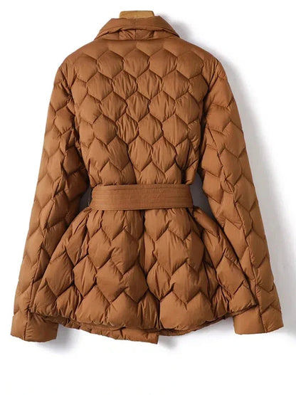 Veste d’hiver matelassée marron, col montant, ceinture à nouer.