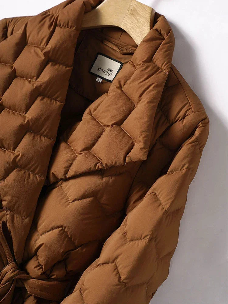 Veste d’hiver matelassée marron, ouverture croisée, col montant, doublure.