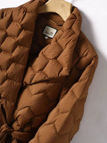 Veste d’hiver matelassée marron, ouverture croisée, col montant, doublure.