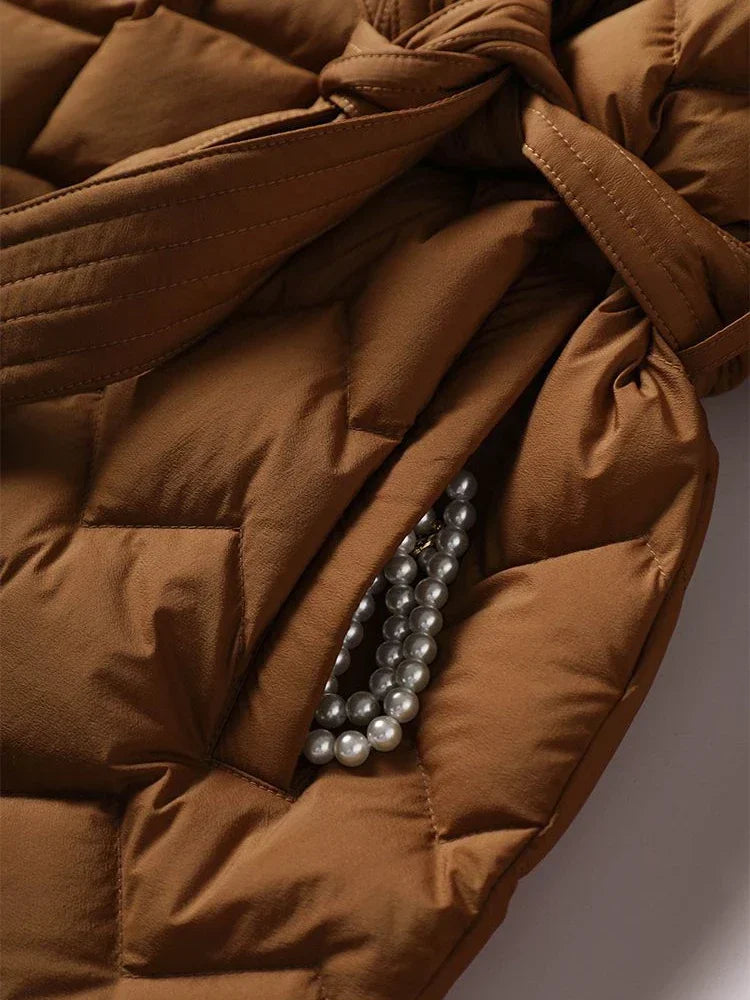 Veste d’hiver marron, ruban à la taille, appliqué de perles sur le côté.