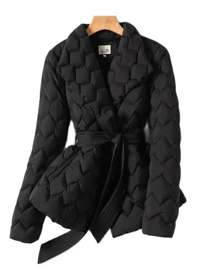 Veste d’hiver matelassée noire, col montant, fermeture croisée, ceinture à nouer.