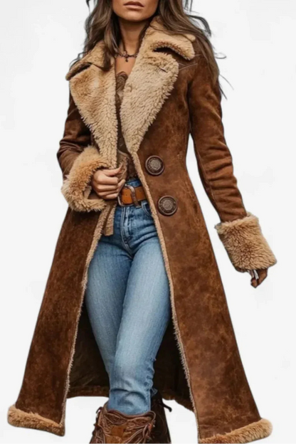 Manteau long marron avec col en fausse fourrure beige, fermeture boutonnée et poignets