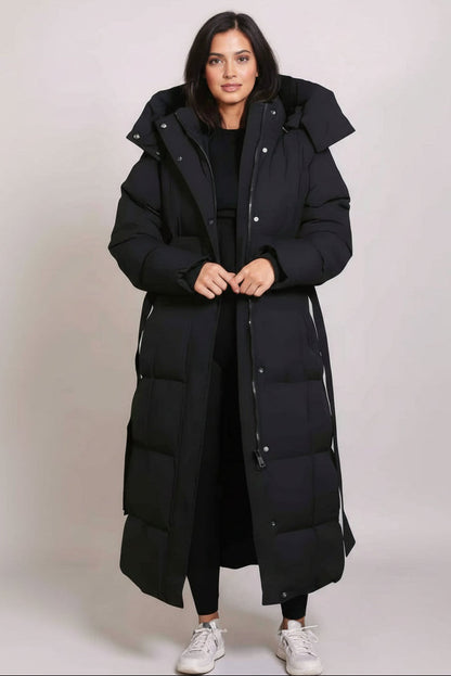Manteau long matelassé noir d’hiver boutonné, capuche repliée, coupe droite