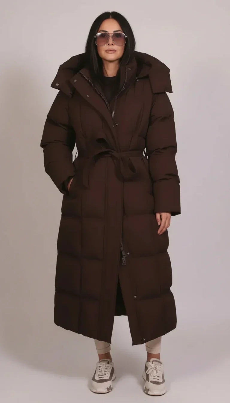 Manteau long matelassé marron d’hiver à capuche, fermeture boutonnée, ceinture