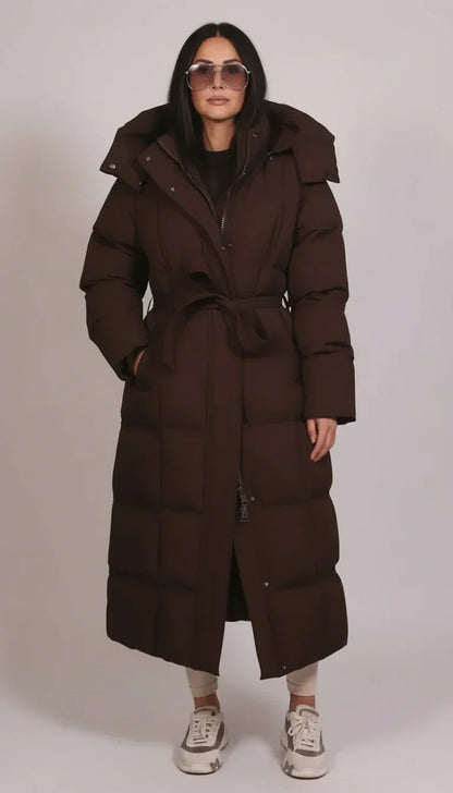 Manteau long matelassé marron d’hiver à capuche, fermeture boutonnée, ceinture