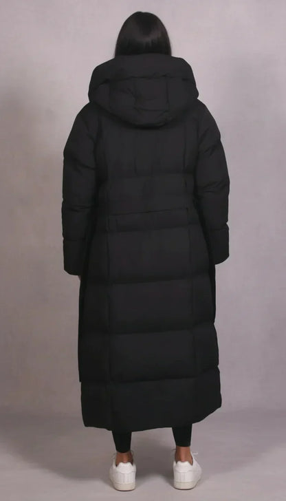 Manteau long matelassé noir d’hiver à capuche, vue de dos, fermeture boutonnée