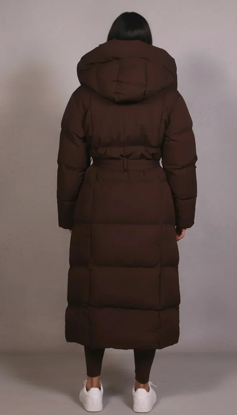 Manteau long matelassé marron d’hiver à capuche, vue de dos, ceinture à la taille