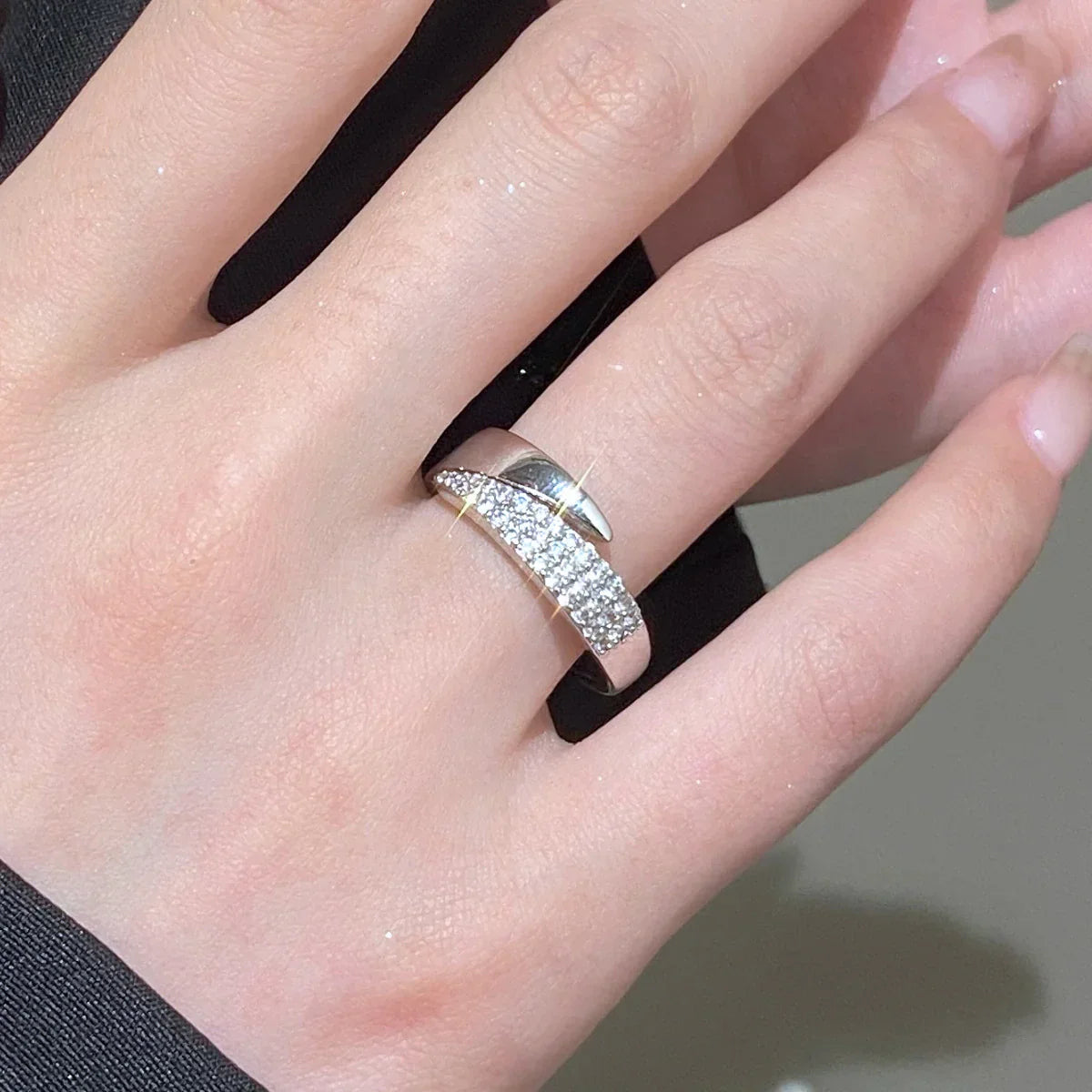 Bague réglable argentée à pavage de strass, anneau fin avec reflet doré