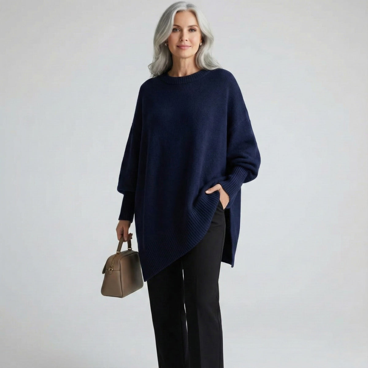 Pull en maille bleu marine à encolure ronde, bas asymétrique et manches longues