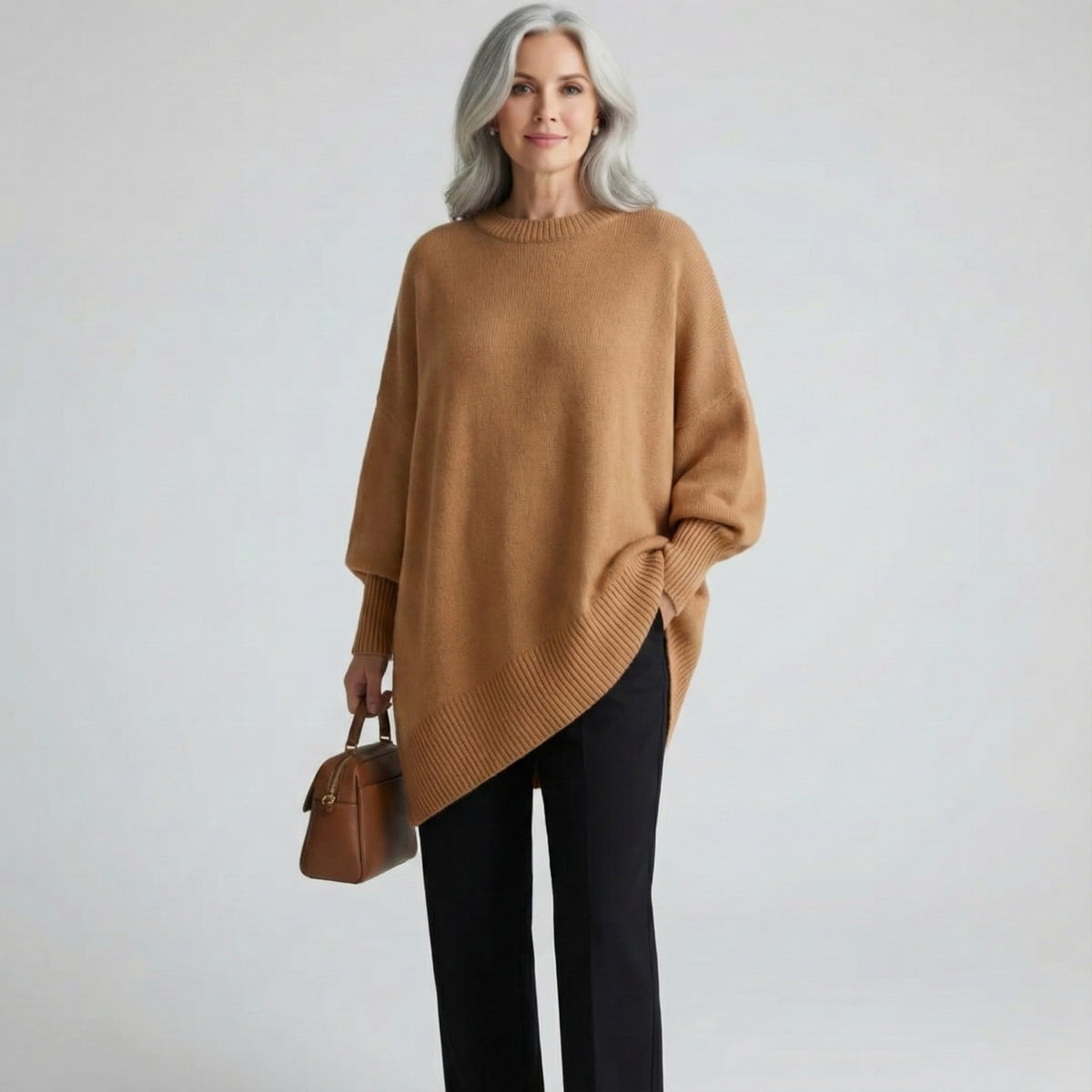 Pull en maille caramel à col rond, ourlet asymétrique couvrant les hanches