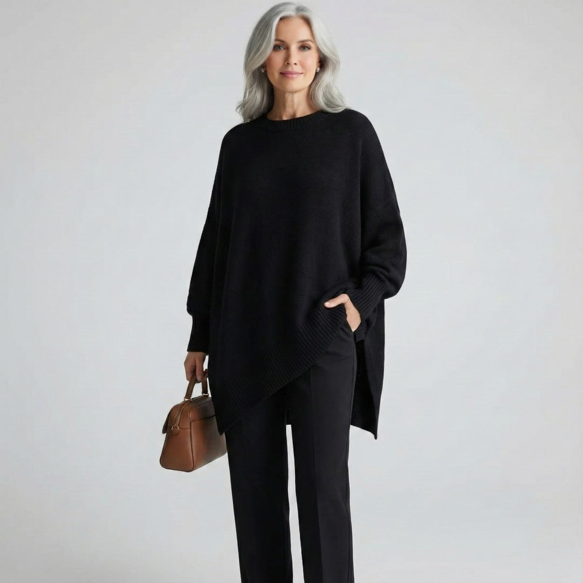 Pull en maille noir à col rond, coupe ample avec ourlet asymétrique