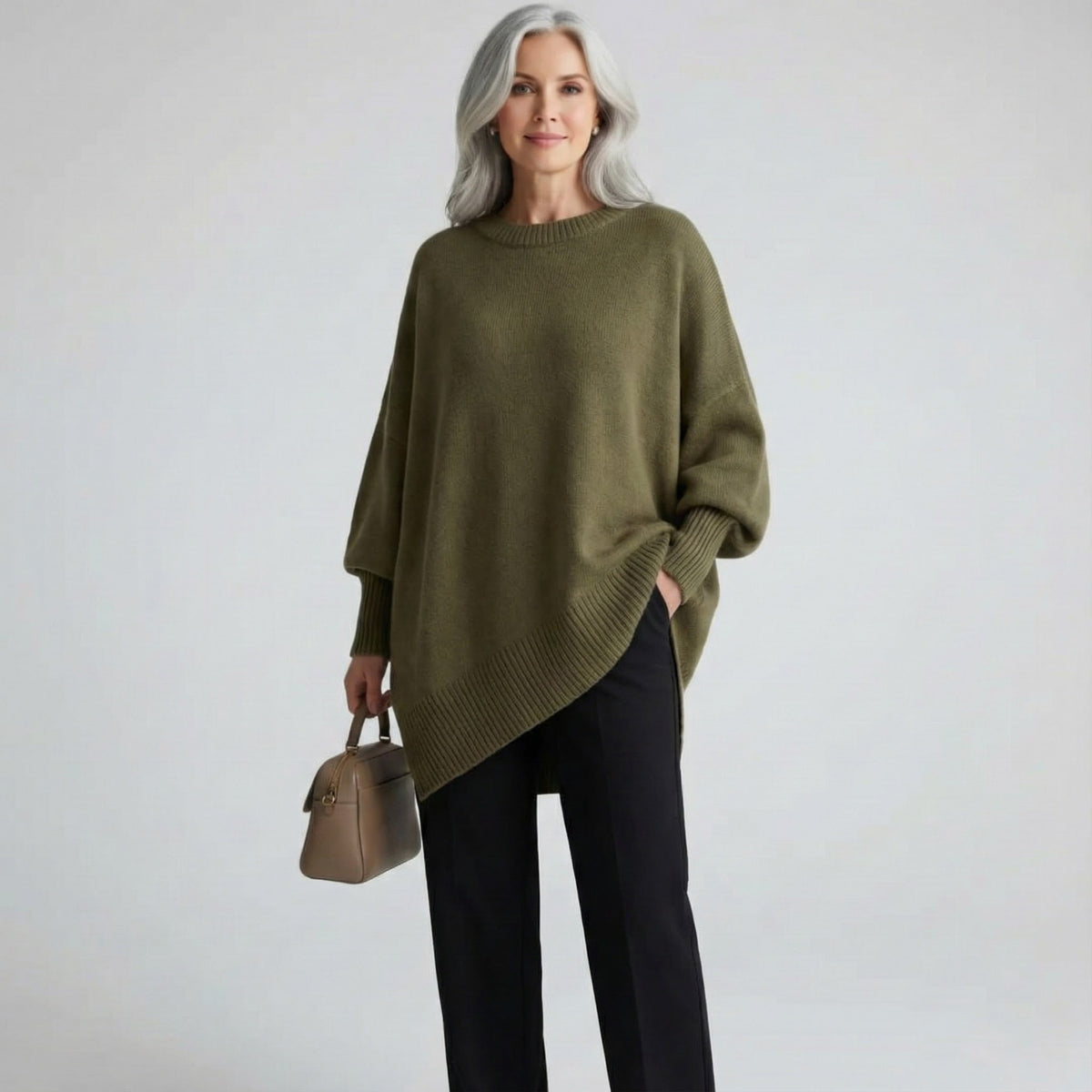 Pull en maille olive verte à encolure ronde, ourlet asymétrique et manches larges