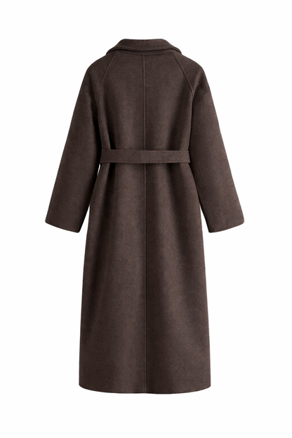 Manteau marron à ceinture, col à revers et fermeture boutonnée au centre.