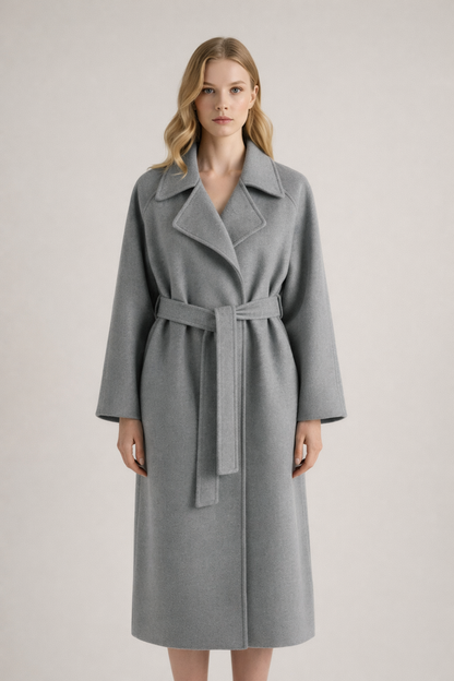 Manteau gris à ceinture nouée, col à revers et manches longues.