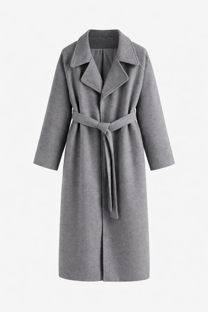 Manteau gris à ceinture nouée, col à revers et fermeture centrale.