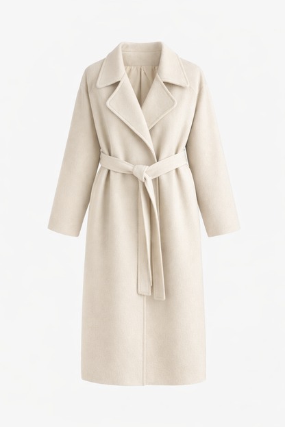 Manteau écru long à ceinture nouée, col à revers et fermeture centrale.
