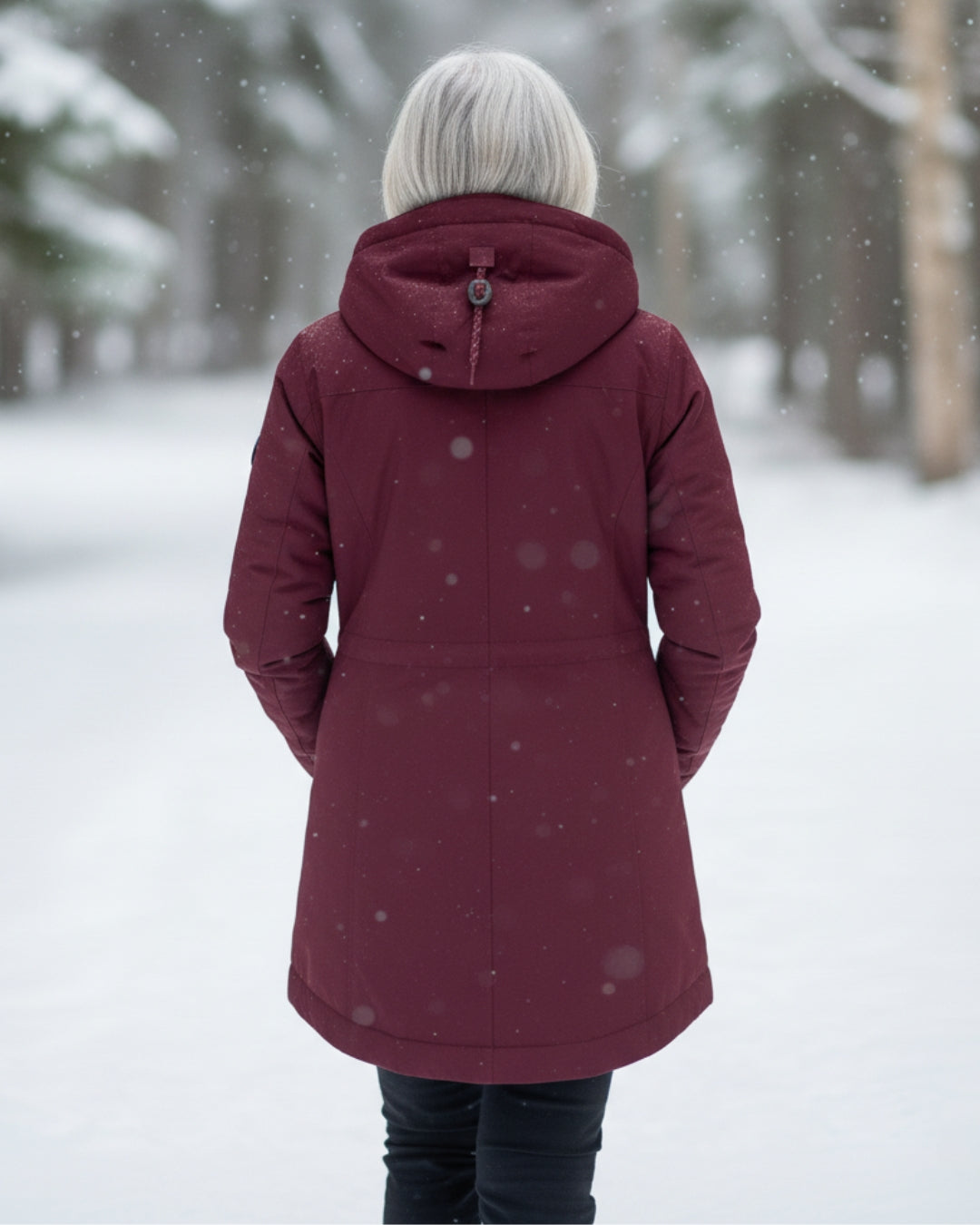 Manteau d’hiver bordeaux, vue dos avec capuche et cordon de fermeture