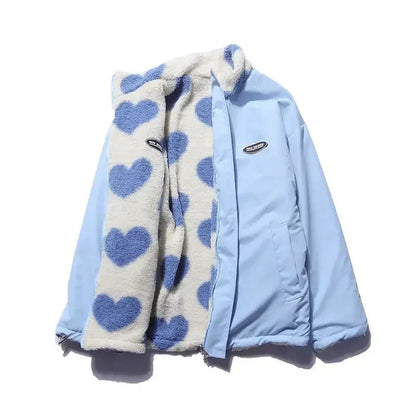 Veste réversible bleu clair : sherpa à cœurs bleus sur fond crème, veste bleu clair