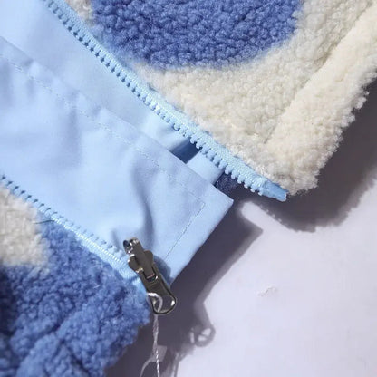 Détail veste réversible : bord zippé bleu clair et doublure polaire à l’intérieur.