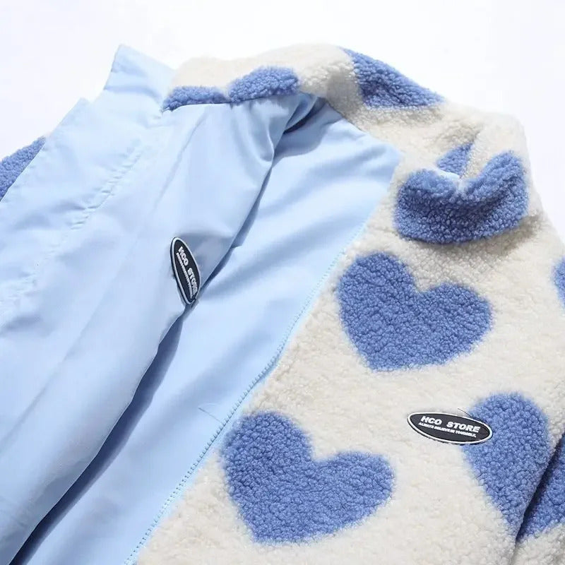 Veste réversible bleu clair : fourrure à cœurs bleus sur fond crème, zip