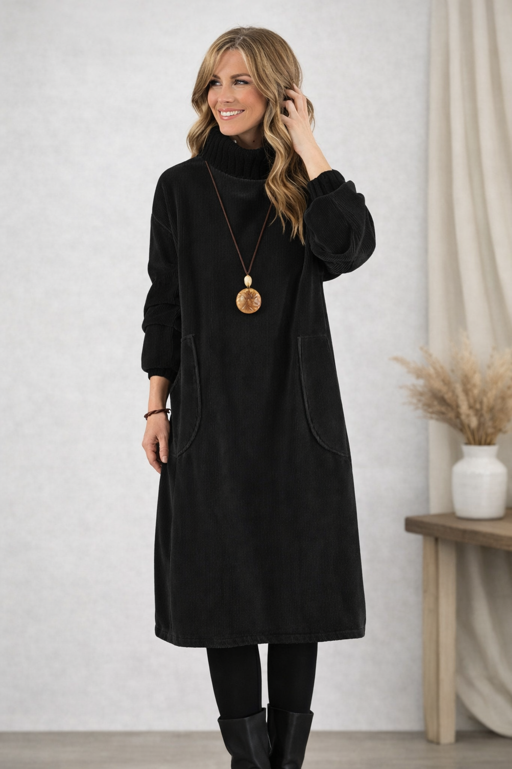 Robe d’hiver noire à col roulé, manches longues, poche plaquée et pendentif