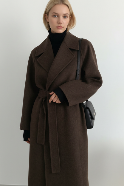 Manteau long marron foncé avec col à revers, ceinture nouée, poche plaquée