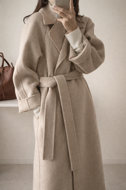 Manteau long beige avec col à revers et ceinture nouée, poches latérales