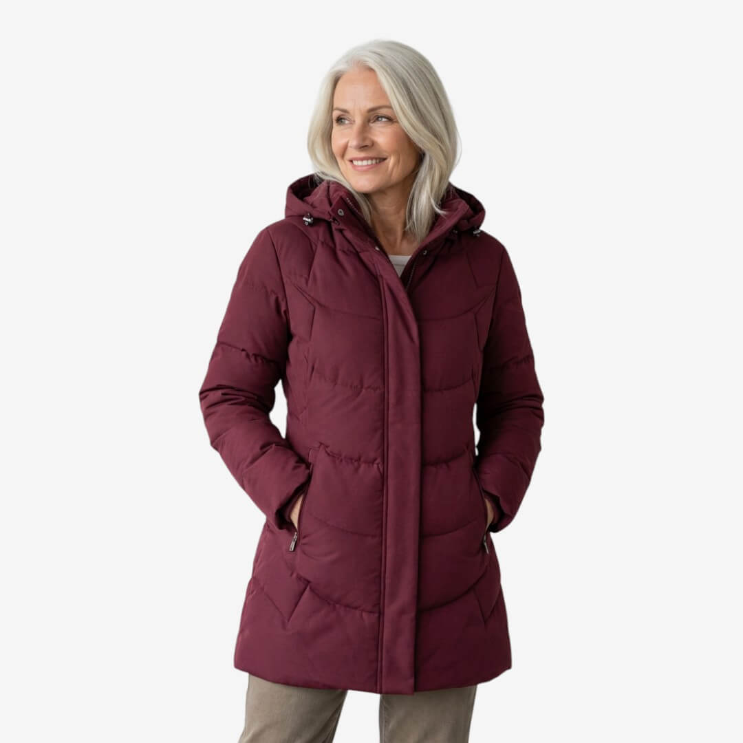 Manteau matelassé bordeaux à capuche, fermeture zippée, poches latérales et manches longues.
