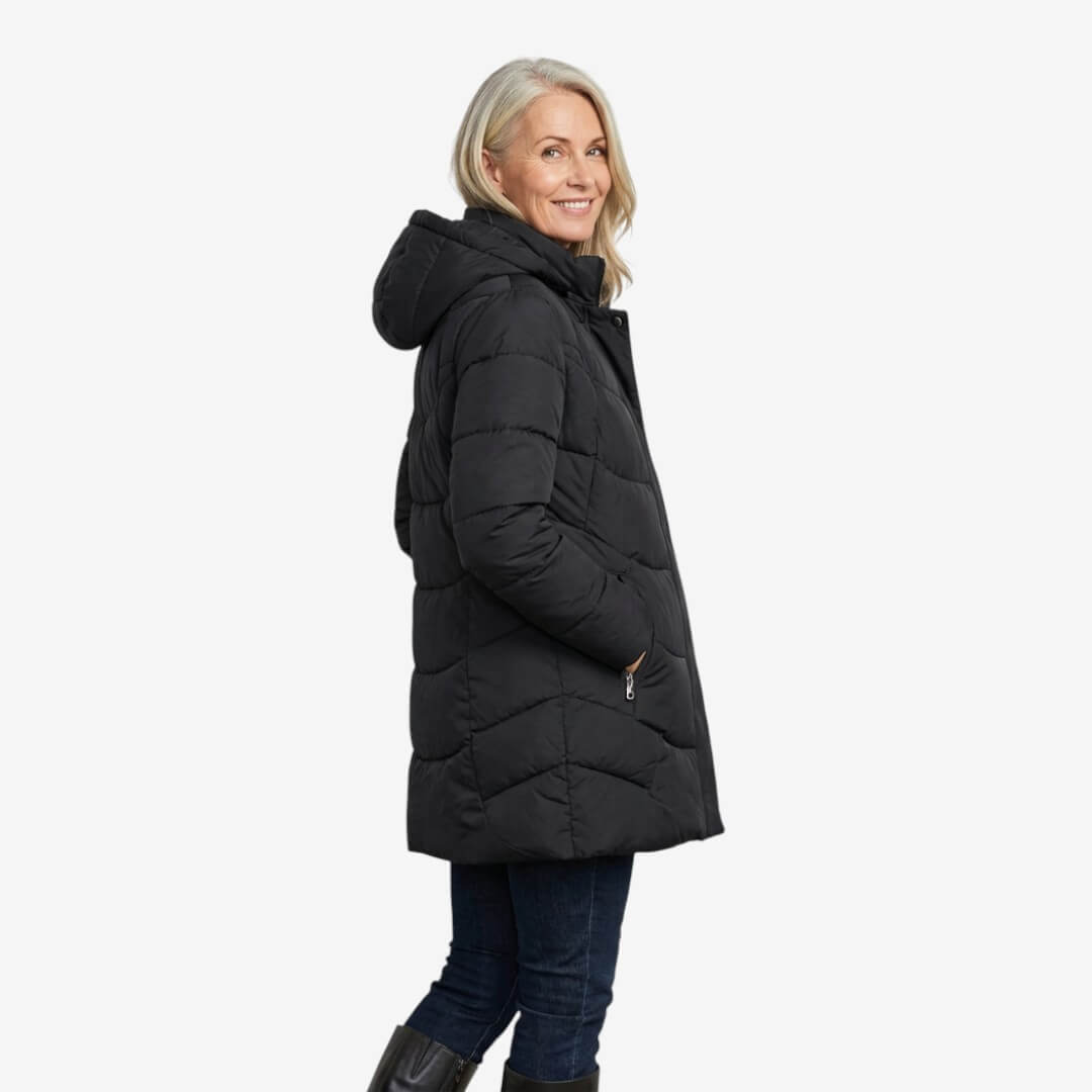Manteau matelassé noir à capuche, fermeture zippée, poches latérales, coupe mi-longue.