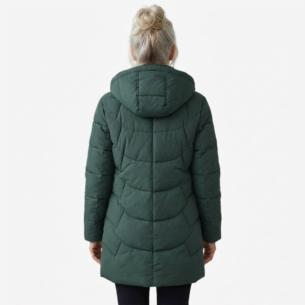 Manteau matelassé vert foncé avec capuche et surpiqûres, vue de dos mi-longue.