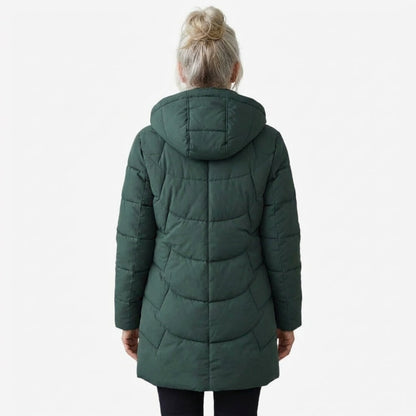 Manteau matelassé vert foncé avec capuche et surpiqûres, vue de dos mi-longue.