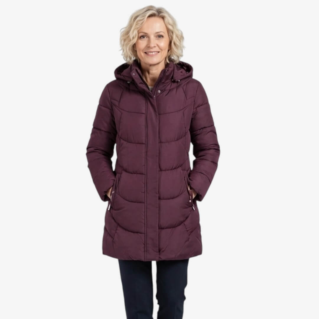Manteau matelassé bordeaux à capuche, fermeture zippée, poches latérales, longueur mi-hanche.