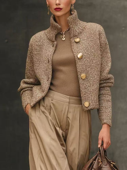Veste en laine beige-or à col montant, boutonnage crème et boutons ronds, manches longues